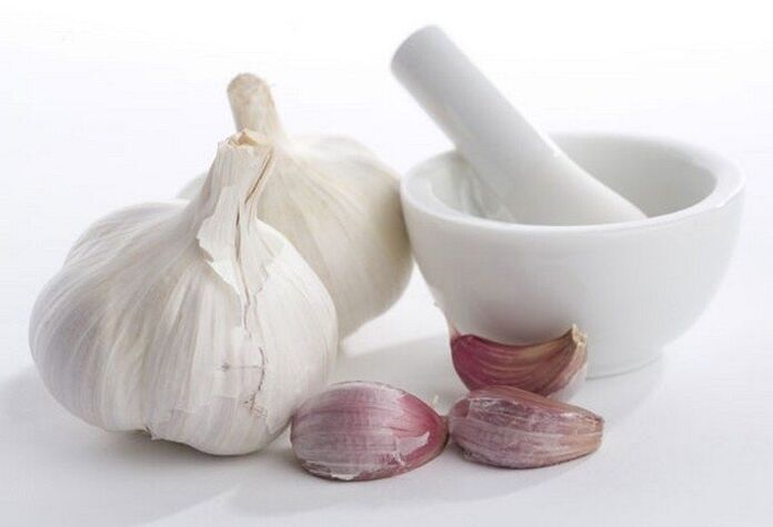 Garlic is a folk remedy against worms in adults